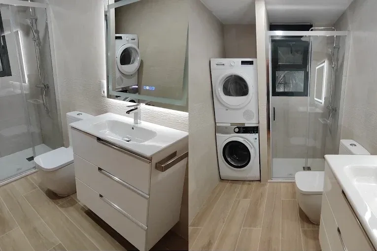 El mismo baño después: plato de ducha con mampara, mueble de lavabo y columna de lavadora